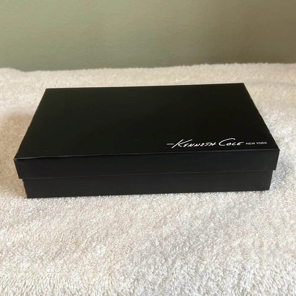 Kenneth Cole Belt Way Wallet In Navy Leather With Black Patent Leather Trim